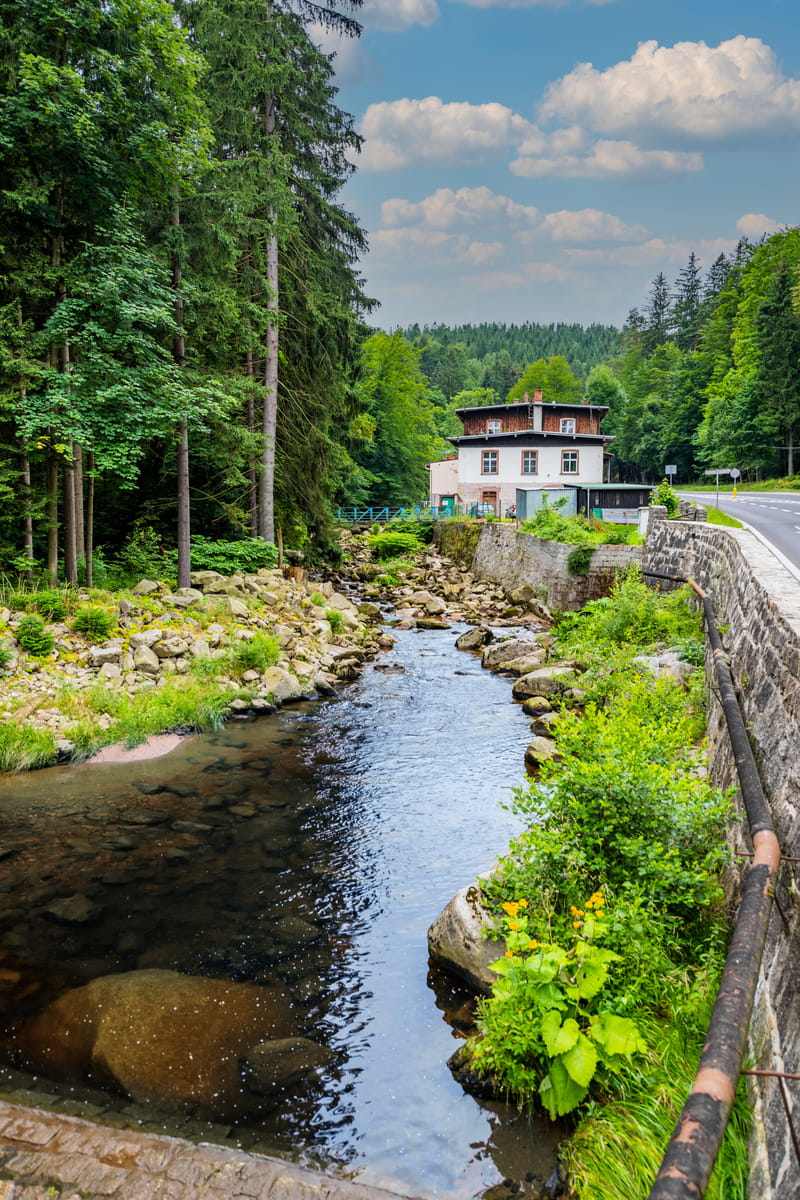 Budynek elektrowni i rzeka Kamienna