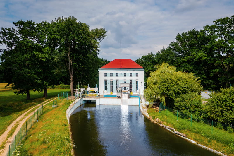 Budynek elektrowni wodnej od strony górnej wody