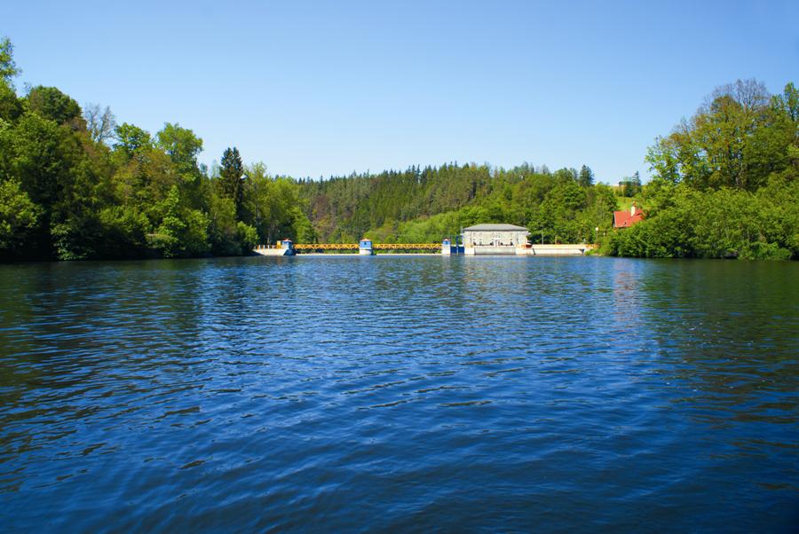 Elektrownia wodna od strony zbiornika