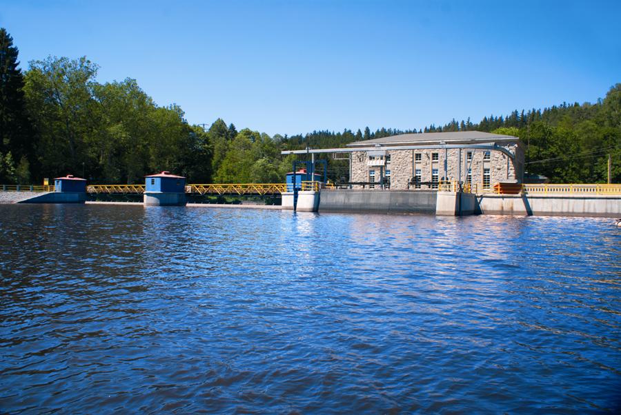 Budynek elektrowni wodnej i jaz piętrzący