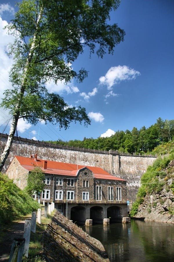 Budynek elektrowni wodnej i zapora
