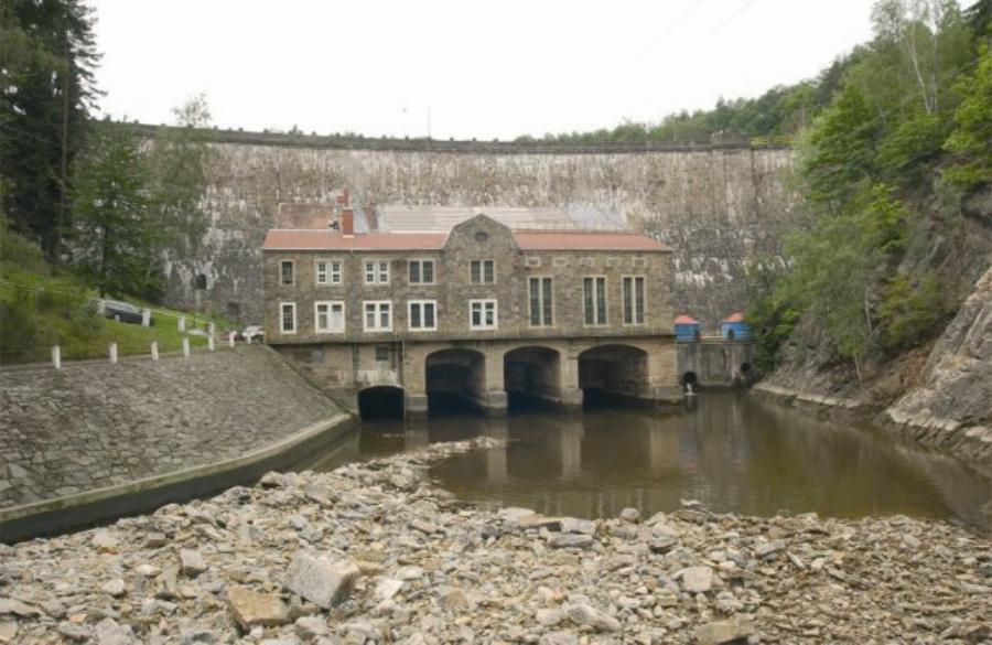 Elektrownia wodna i zapora od strony dolnej wody