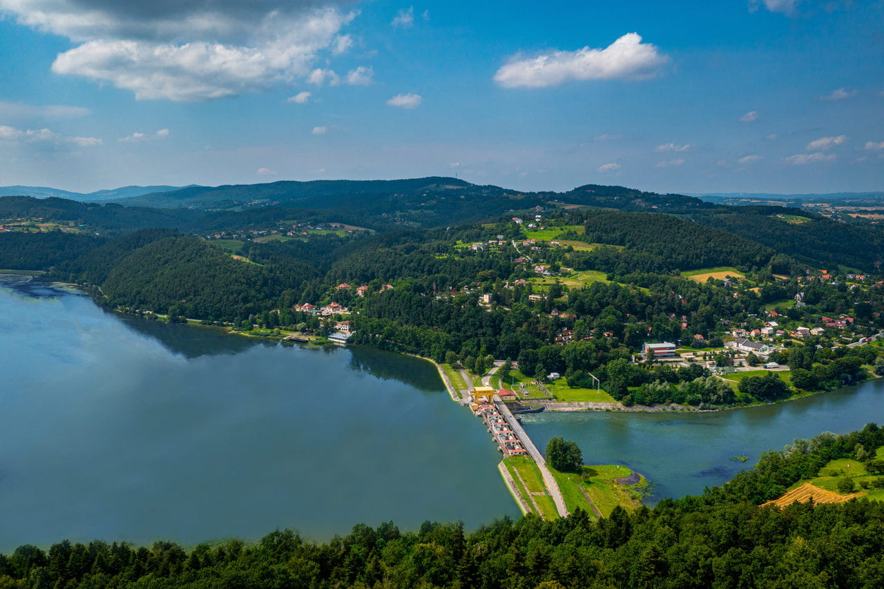 Otoczenie elektrowni wodnej z lotu ptaka