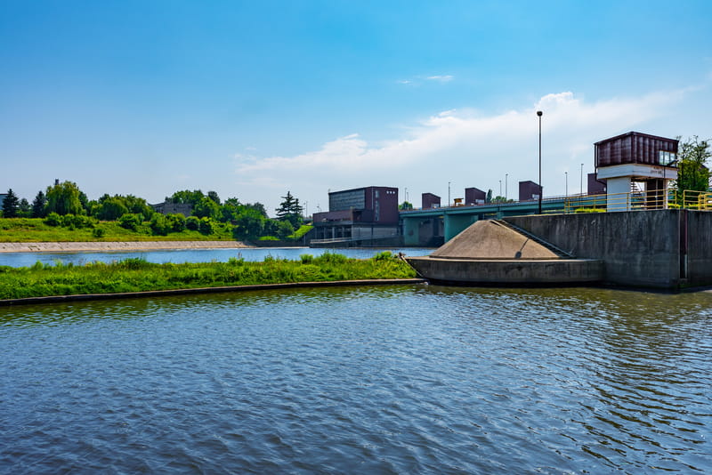 Elektrownia wodna i jaz od strony dolnej wody
