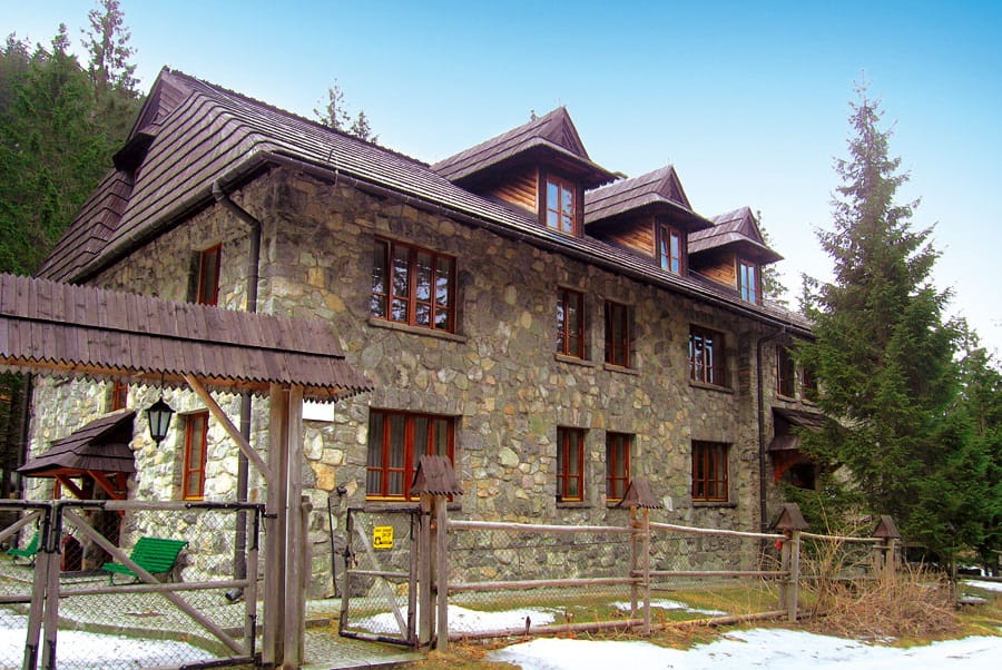 Budynek elektrowni wodnej i hotelu od strony drogi