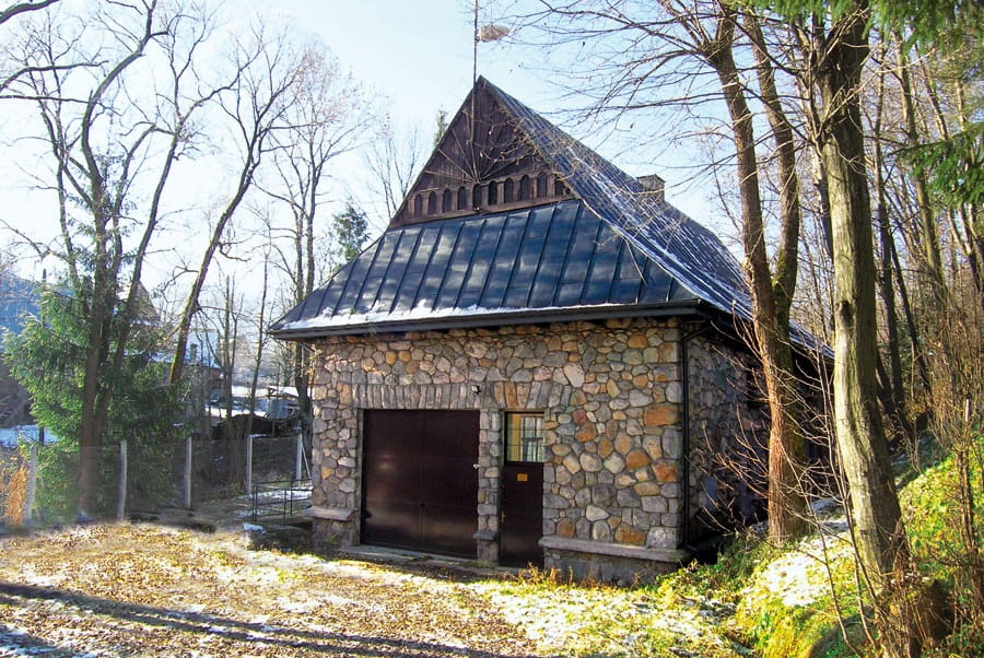 Elewacja frontowa budynku elektrowni wodnej