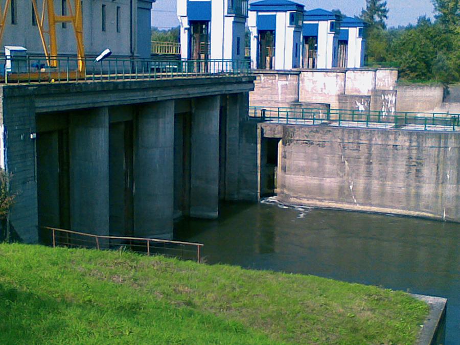 Wyloty z budynku elektrowni wodnej