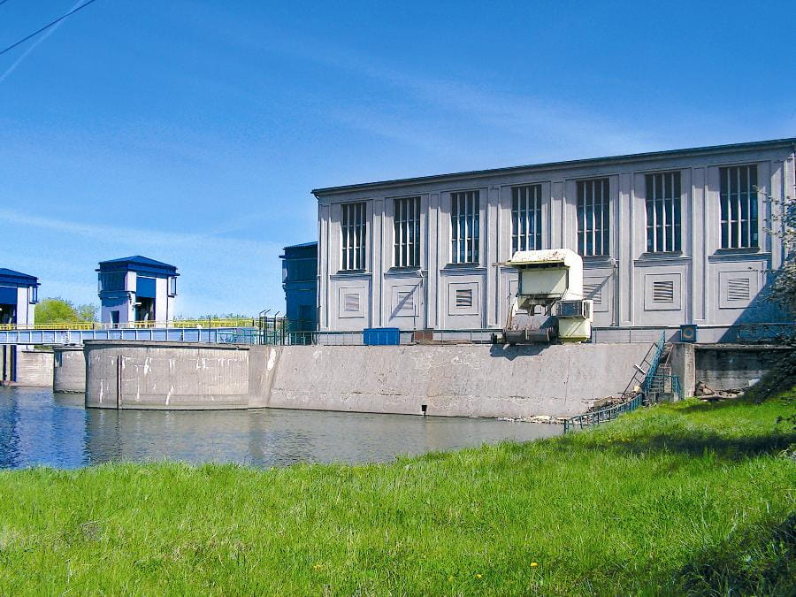 Budynek elektrowni wodnej z rozdzielnią od strony górnej wody