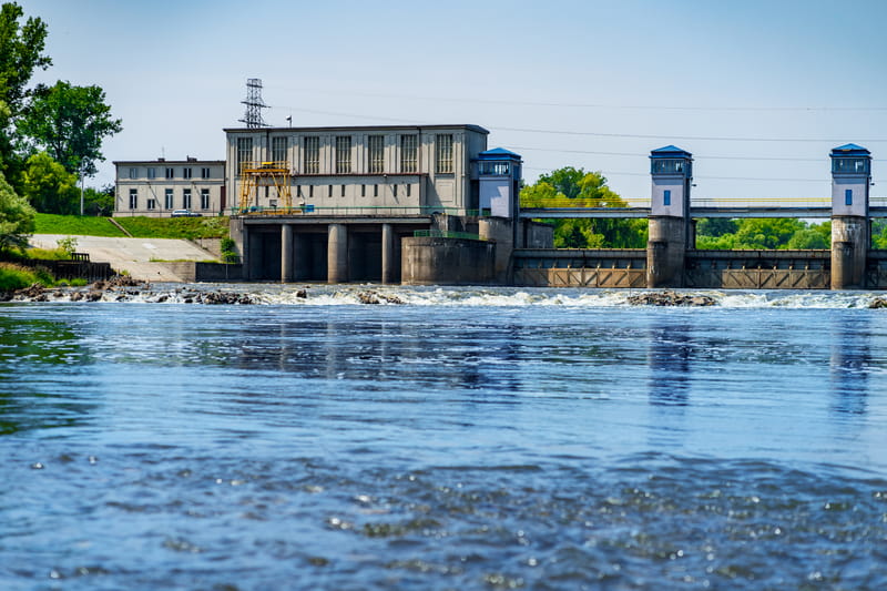 Elektrownia wodna i jaz od strony dolnej wody