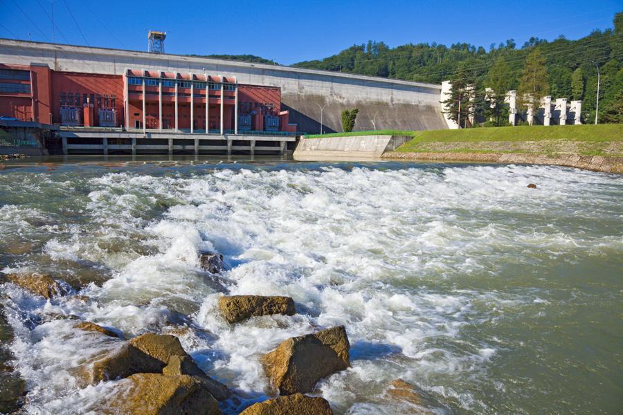 Wyloty z budynku elektrowni wodnej do kanału odpływowego