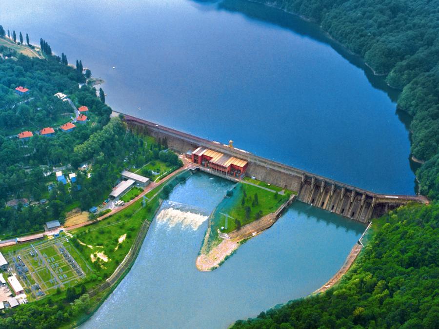 Zapora i elektrownia wodna z lotu ptaka