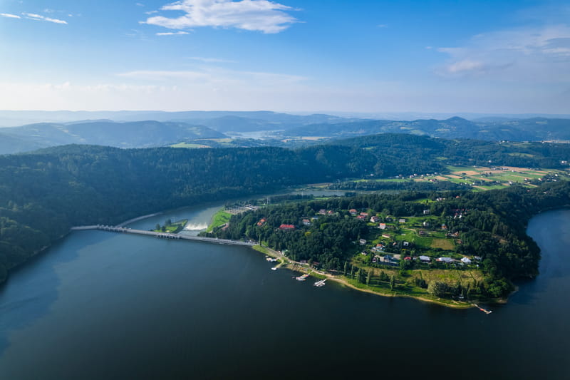 Jezioro Rożnowskie i zapora z lotu ptaka