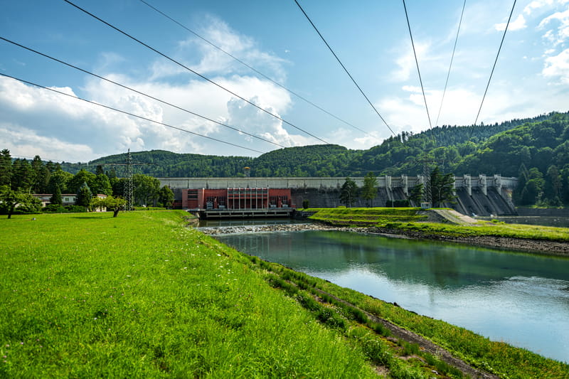 Budynek elektrowni wodnej i zapora od strony dolnej wody