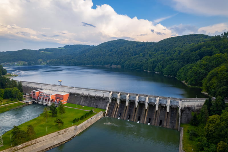 Budynek elektrowni i zapora od strony dolnej wody