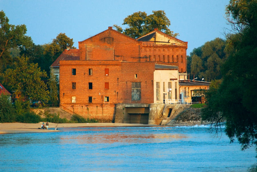 Budynek elektrowni wodnej od strony dolnej wody