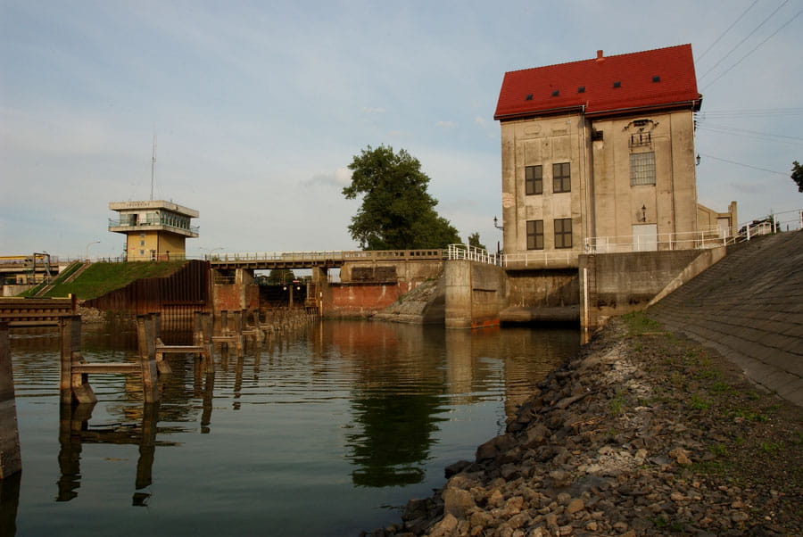 Wylot wody z elektrowni wodnej