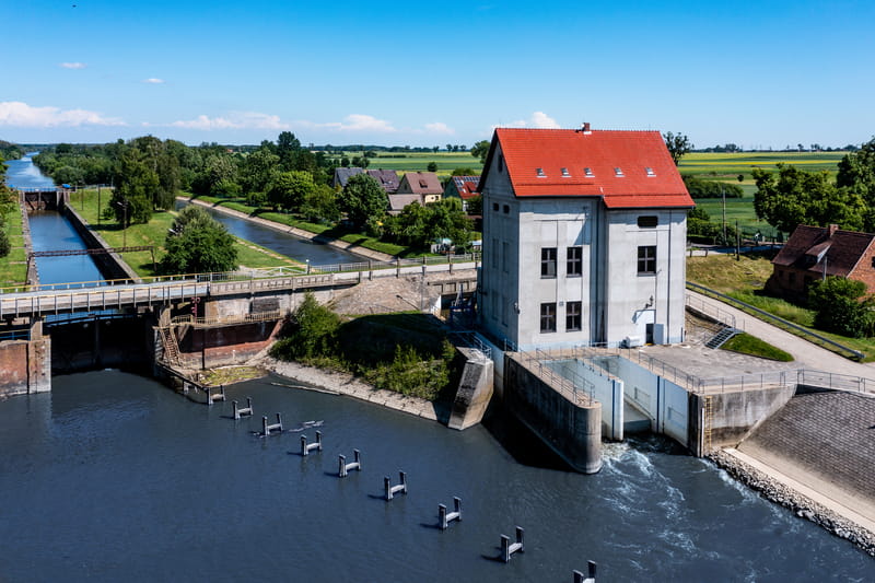 Budynek elektrowni wodnej od strony dolnej wody