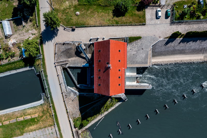Budynek elektrowni wodnej i kanał wlotowy z lotu ptaka