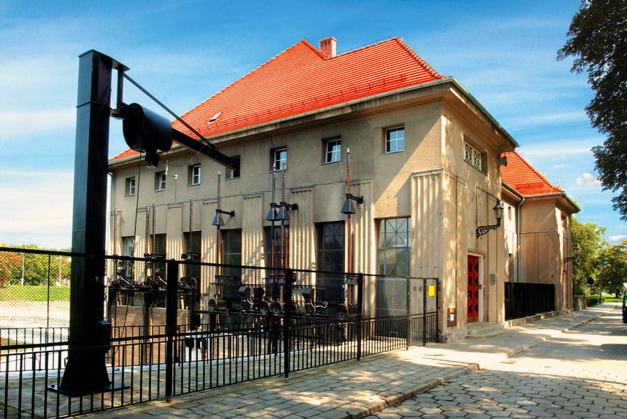 Budynek elektrowni wodnej od strony ulicy