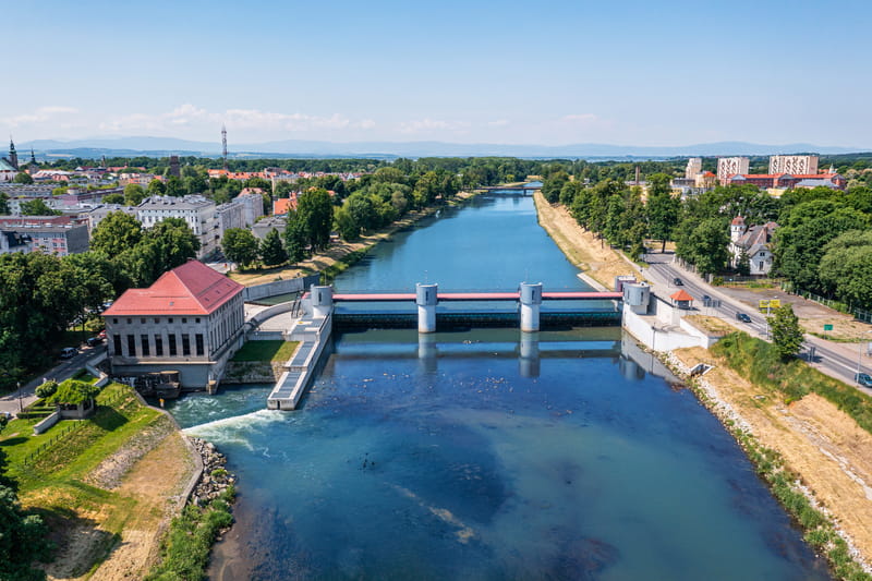 Widok elektrowni wodnej i Nysy Kłodzkiej z lotu ptaka