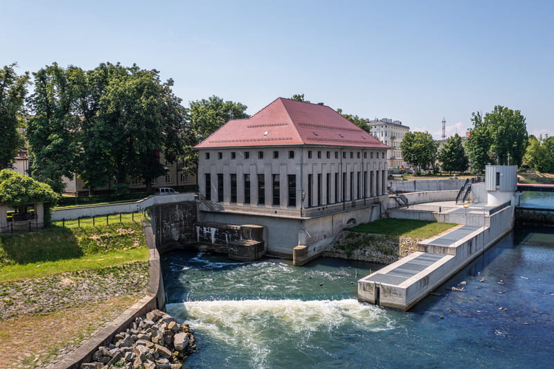 Budynek elektrowni wodnej od strony wody dolnej