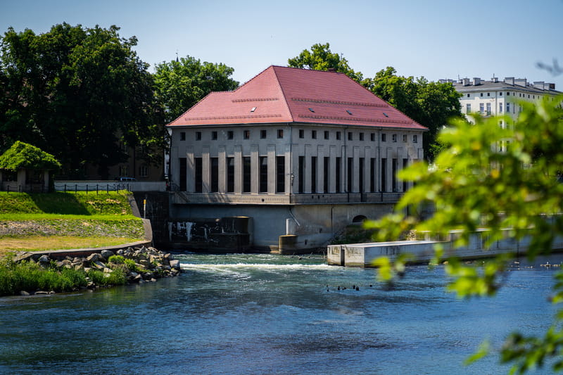 Budynek elektrowni wodnej wraz z  kanałem odpływowym