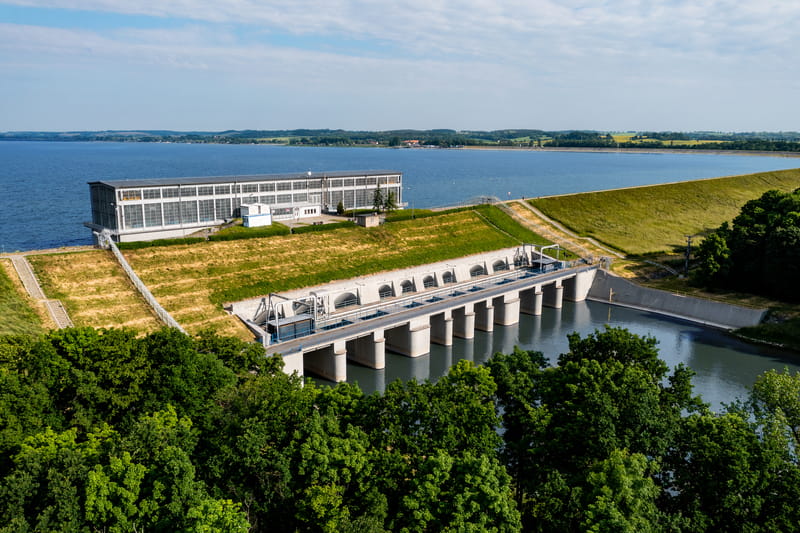 Budynek elektrowni wodnej i kanał odpływowy
