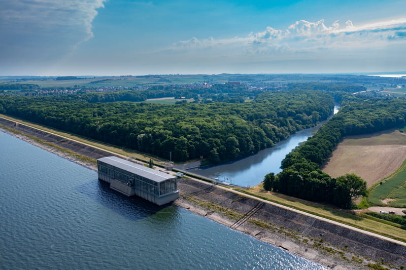 Malownicza okolica elektrowni wodnej