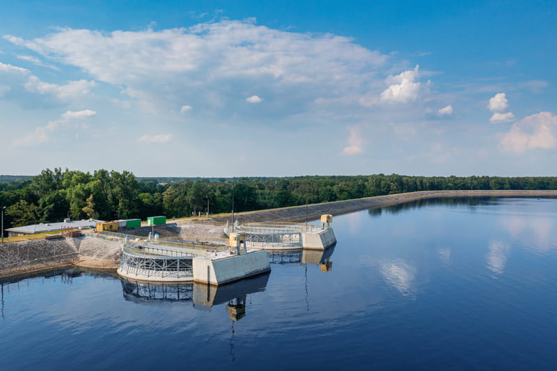 Elektrownia wodna od strony zbiornika