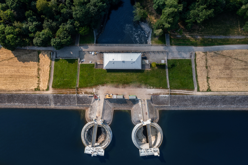Budynek elektrowni wodnej i przelewy powierzchniowe z lotu ptaka
