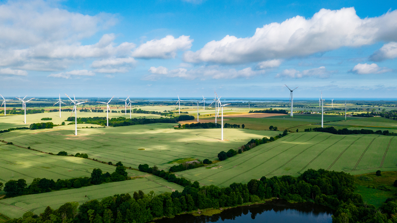 Widok z lotu ptaka na pole z wiatrakami