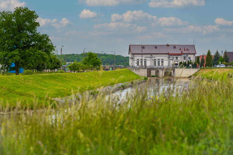 Zdjęcie przedstawia widok na budynek elektrowni Janowice