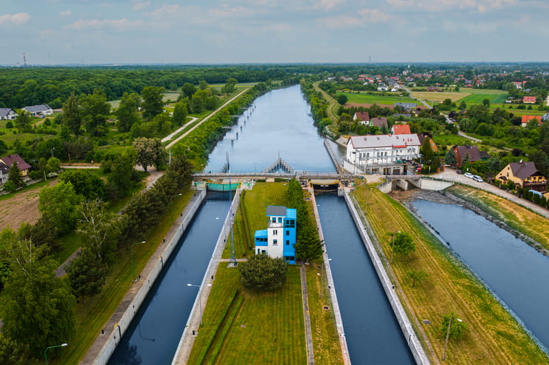 Zdjęcie przedstawia widok z lotu ptaka na budynek elektrowni Janowice