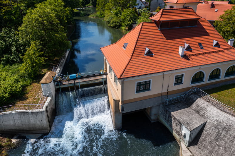 Wylot z elektrowni wodnej z urządzeniami zasuw