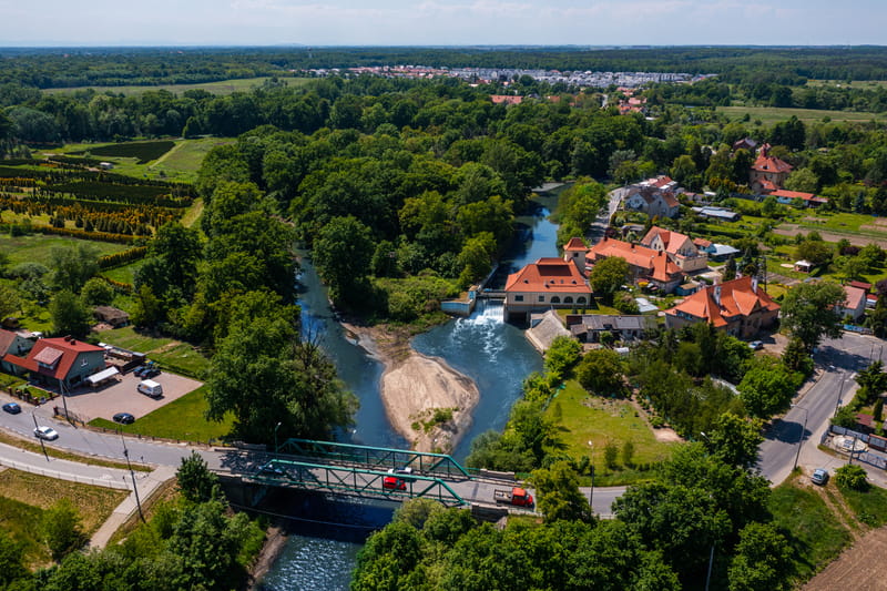 Widok okolicy elektrowni wodnej z lotu ptaka