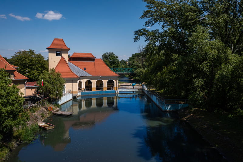 Budynek elektrowni wodnej od strony górnej wody