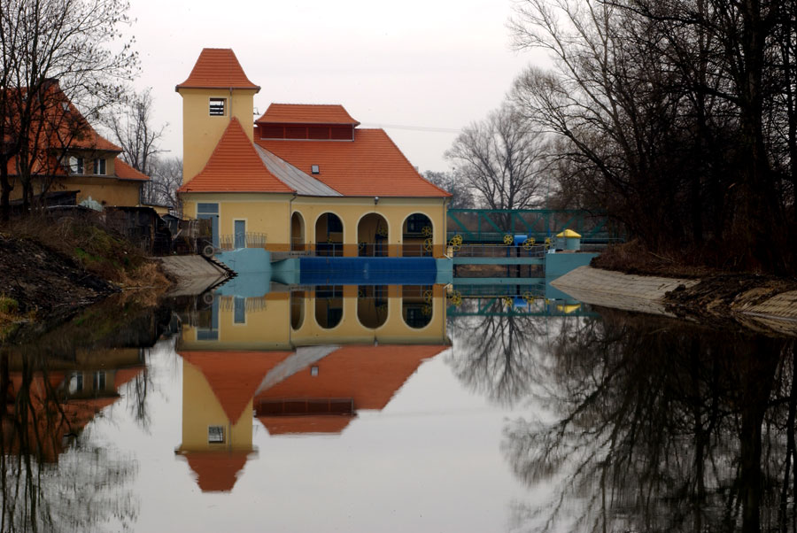 Budynek elektrowni wodnej od strony górnej wody