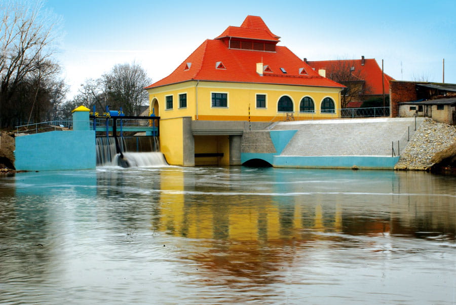 Budynek elektrowni wodnej od strony dolnej wody