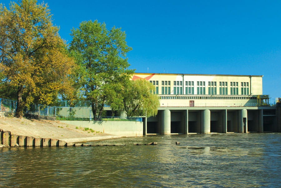 Budynek elektrowni wodnej od strony dolnej wody