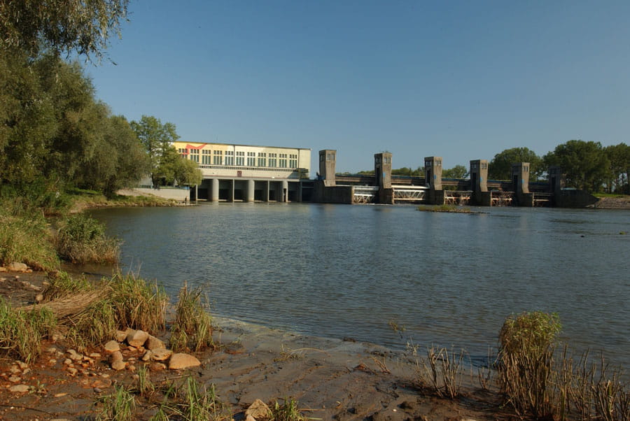 Stopień wodny i budynek elektrowni wodnej od strony dolnej wody