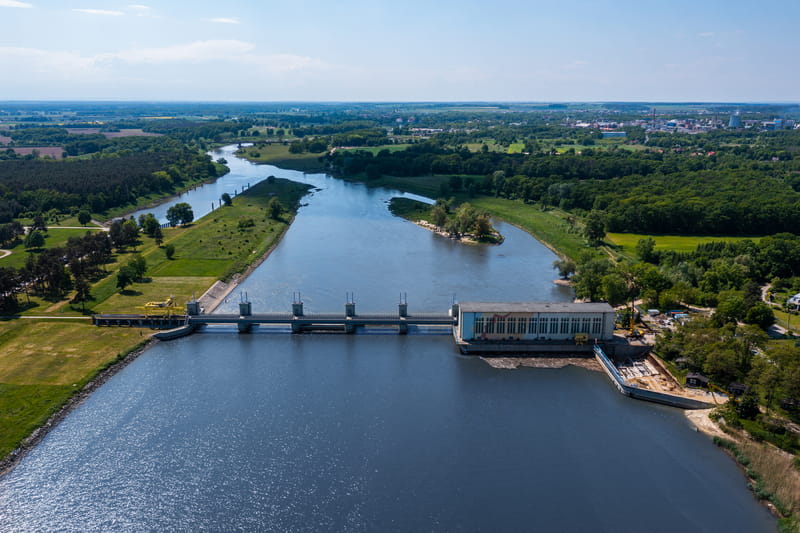 Budynek elektrowni wodnej i stopień wodny od strony górnej wody z lotu ptaka