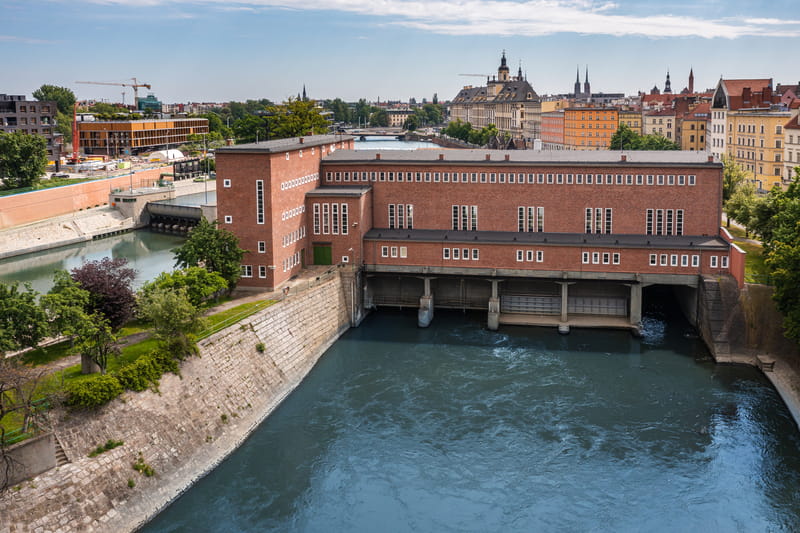 Budynek elektrowni wodnej od strony dolnej wody