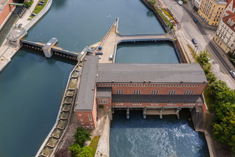 Elektrownia wodna z lotu ptaka od strony dolnej wody