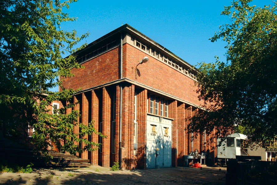 Elewacja frontowa elektrowni wodnej z ozdobną bramą hali maszyn