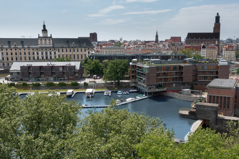 Widok elektrowni wodnej i Uniwersytetu Wrocławskiego z lotu ptaka