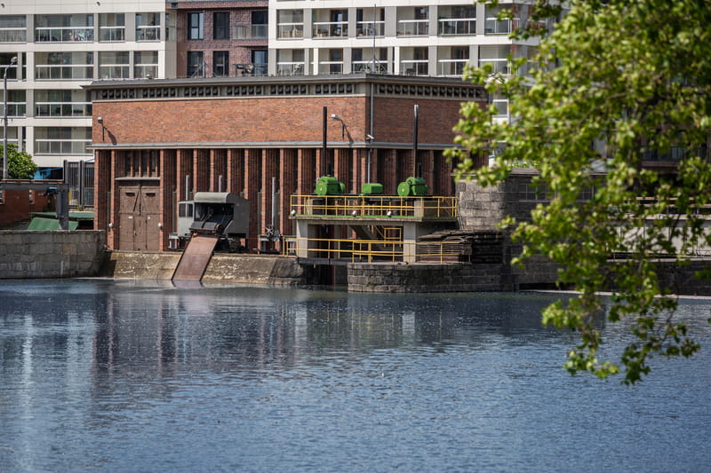 Wlot i urządzenia zasuwy płuczącej