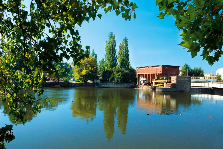 Budynek elektrowni wodnej od strony górnej wody